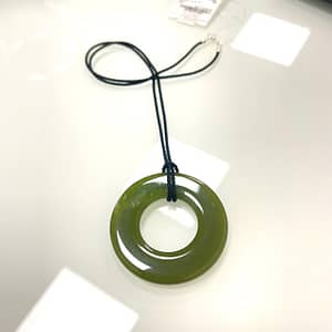 Подвеска-диск из зеленого нефрита